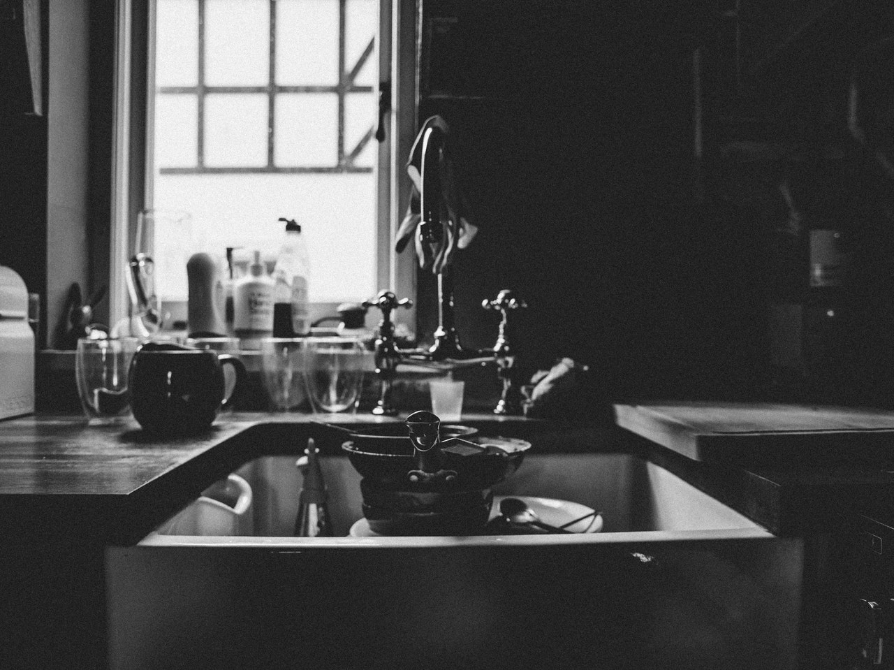 Umývání nádobí v profesionální kuchyni.